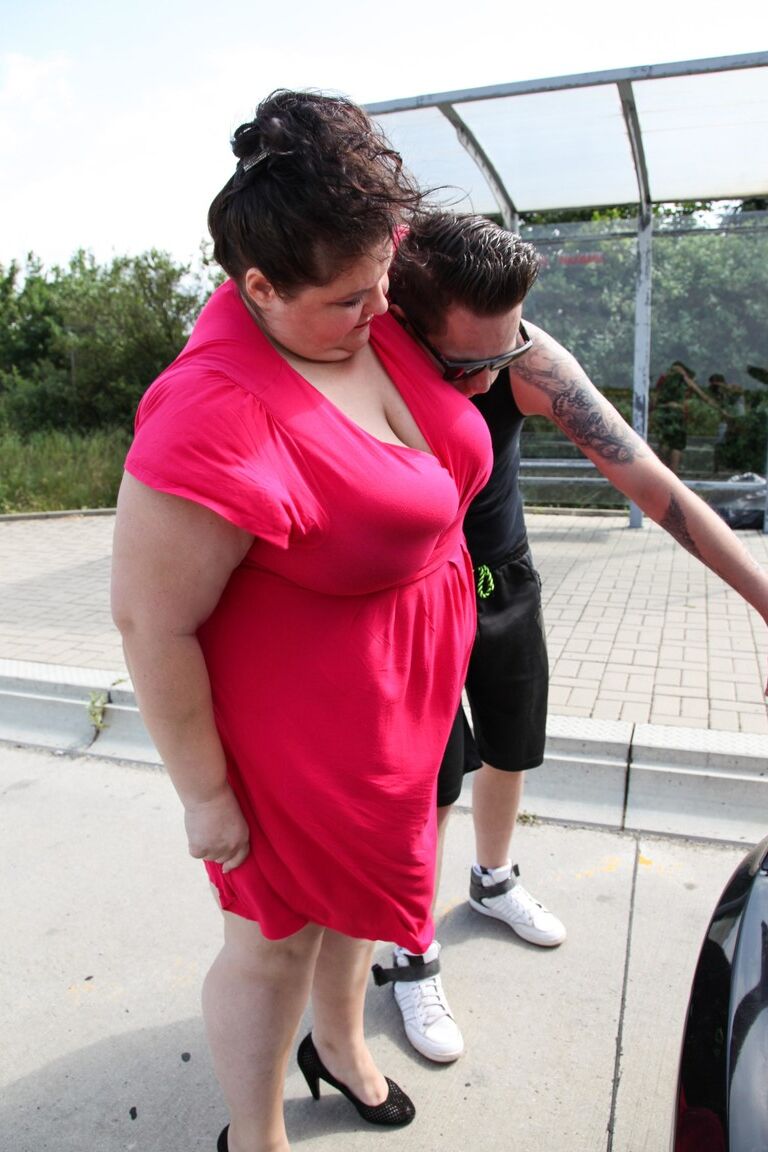 21P La BBW cachonda y tetona Ashley se la mama a un adolescente tatuado en público