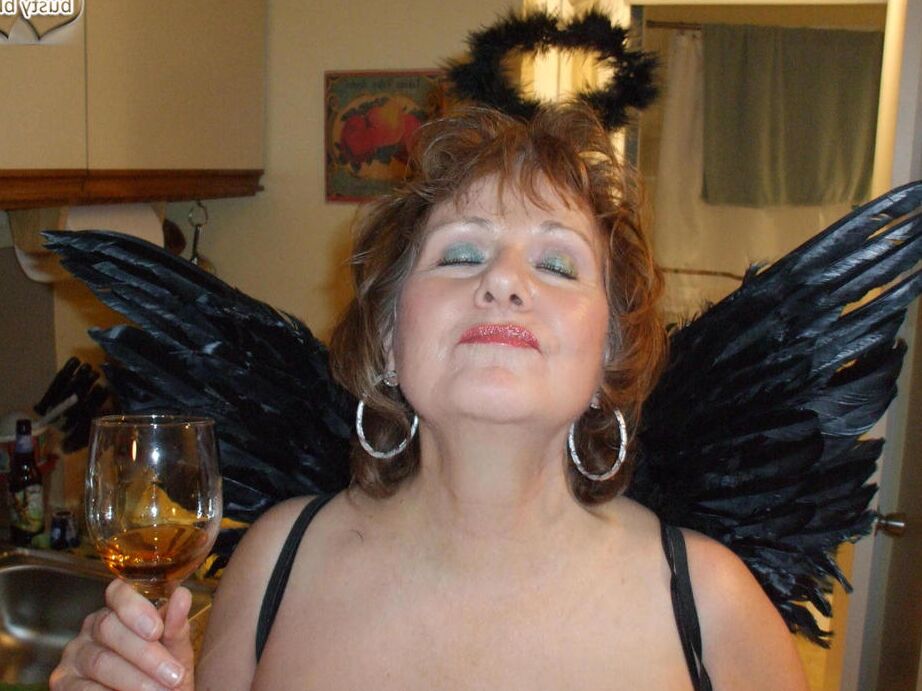 20P Peituda ruiva madura Busty Bliss lambe um pequeno pau usando asas de anjo