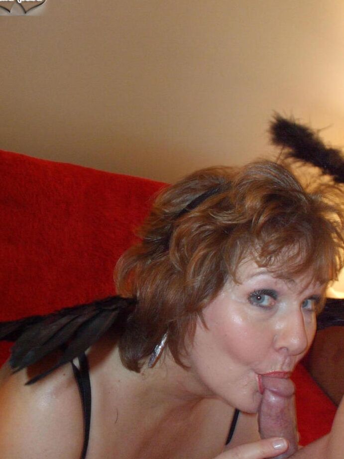 20P Peituda ruiva madura Busty Bliss lambe um pequeno pau usando asas de anjo