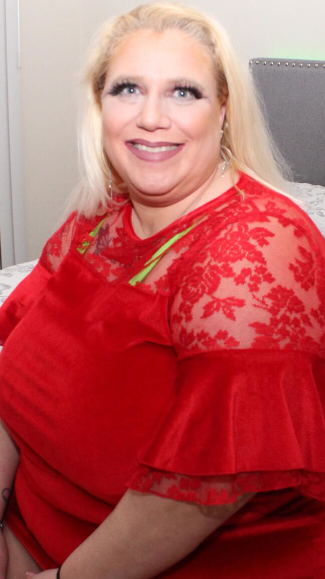 12P Obese blonde amateur shows her huge ass on a bed in a v-shape bikini
