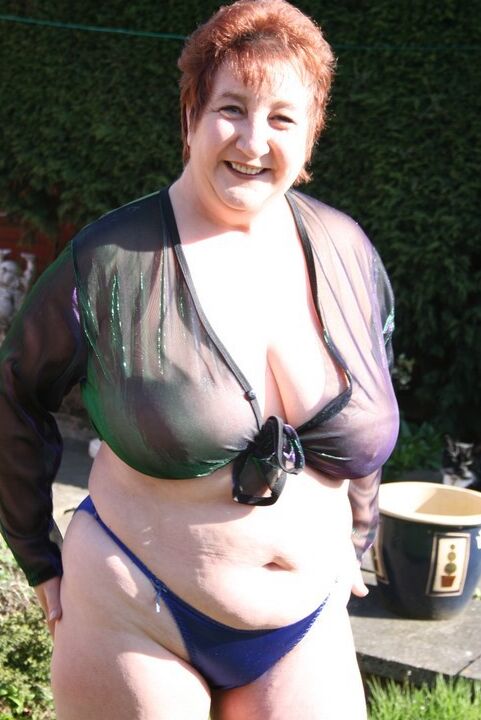 20P Ruiva madura BBW Kinky Carol libera seus peitos enormes no quintal