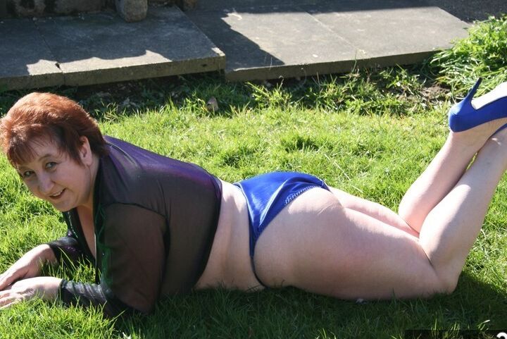 20P Ruiva madura BBW Kinky Carol libera seus peitos enormes no quintal