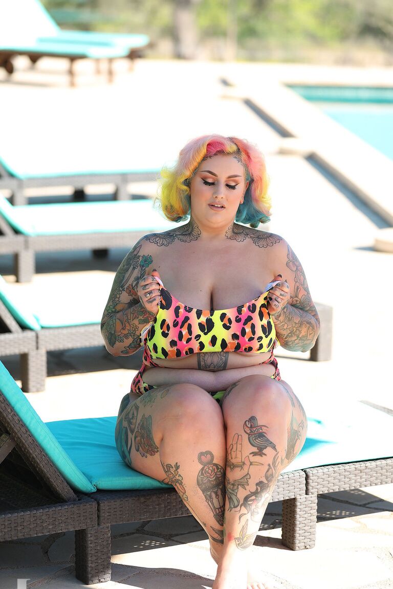 21P Sexy BBW zieht im Freien ihren bunten Badeanzug aus und entblößt ihren heißen, tätowierten Körper