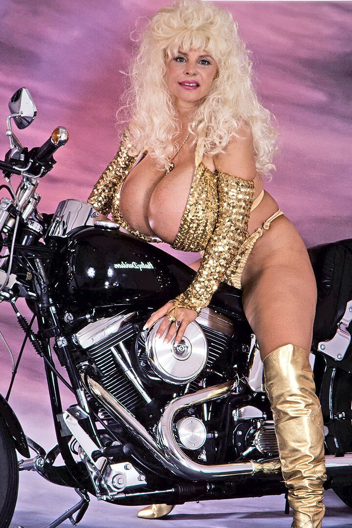 16P A modelo solo Lulu Devine ostenta um grande cabelo loiro enquanto expõe seus seios gigantescos