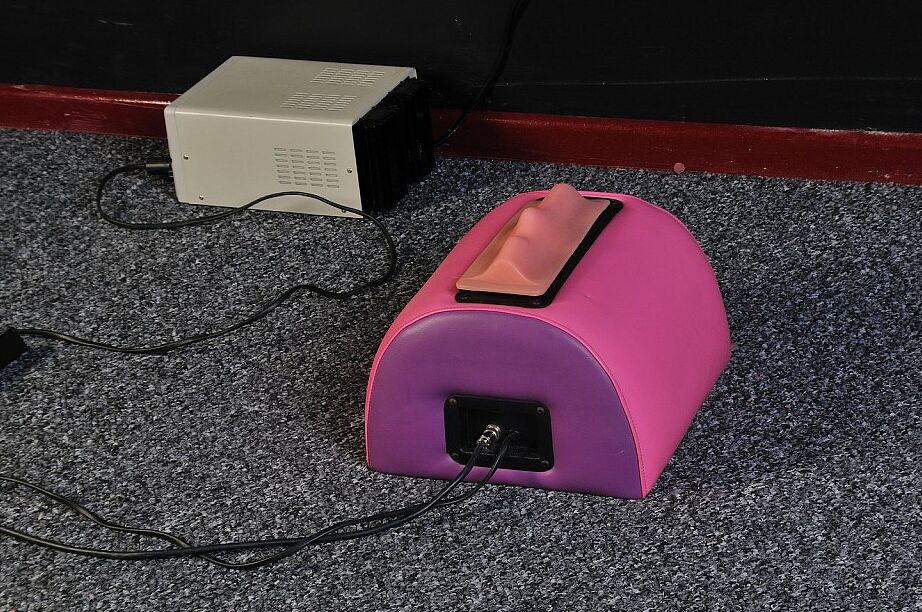 16P Amateur BBW hat beim Reiten auf einem Sybian die Hände über dem Kopf gefesselt