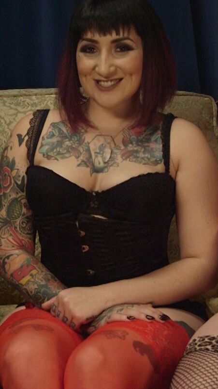 17P La pelirroja BBW April Flores y Camille Black tienen sexo grupal con un tipo tatuado