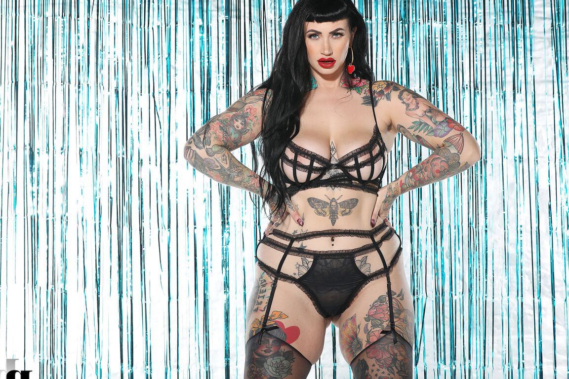 21P Hot Cherrie Pie se quita la lencería de tiras para mostrar su grueso cuerpo tatuado