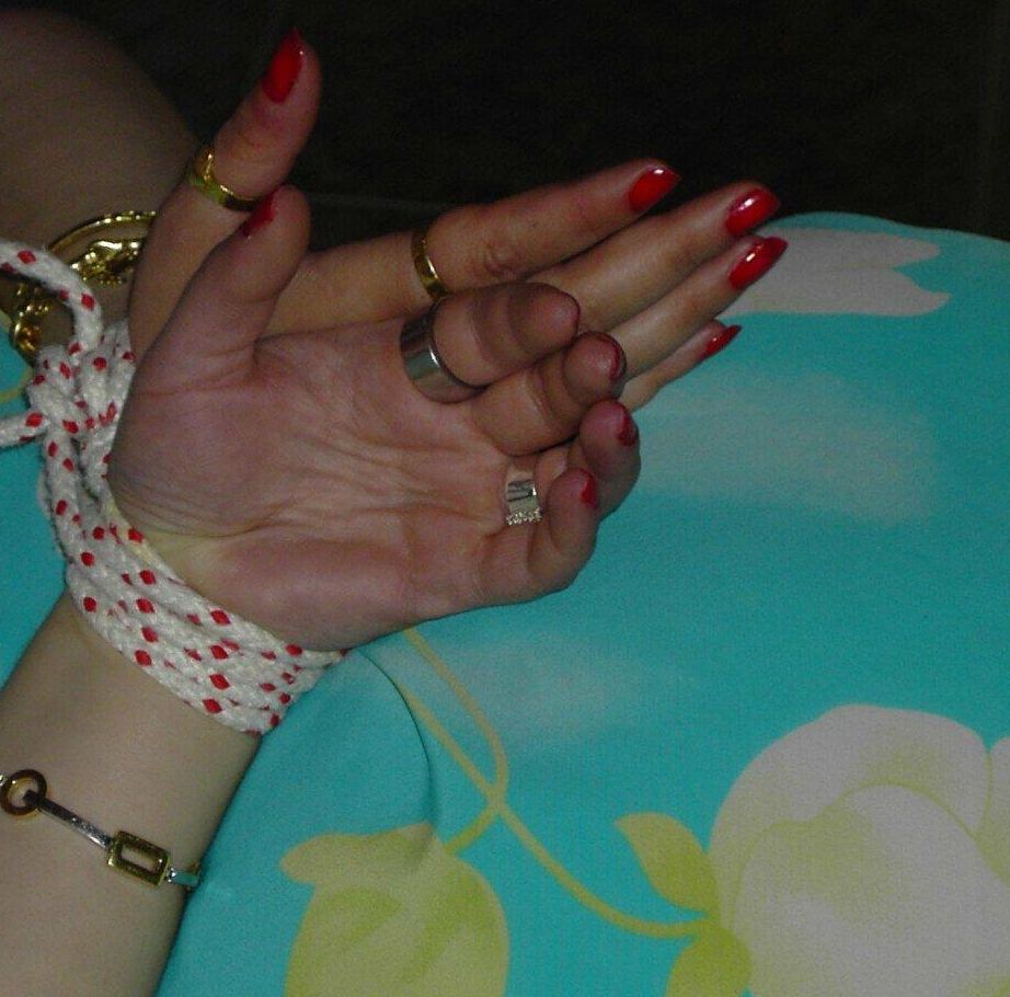 16P Mulher caucasiana expõe seus grandes seios naturais enquanto é contida