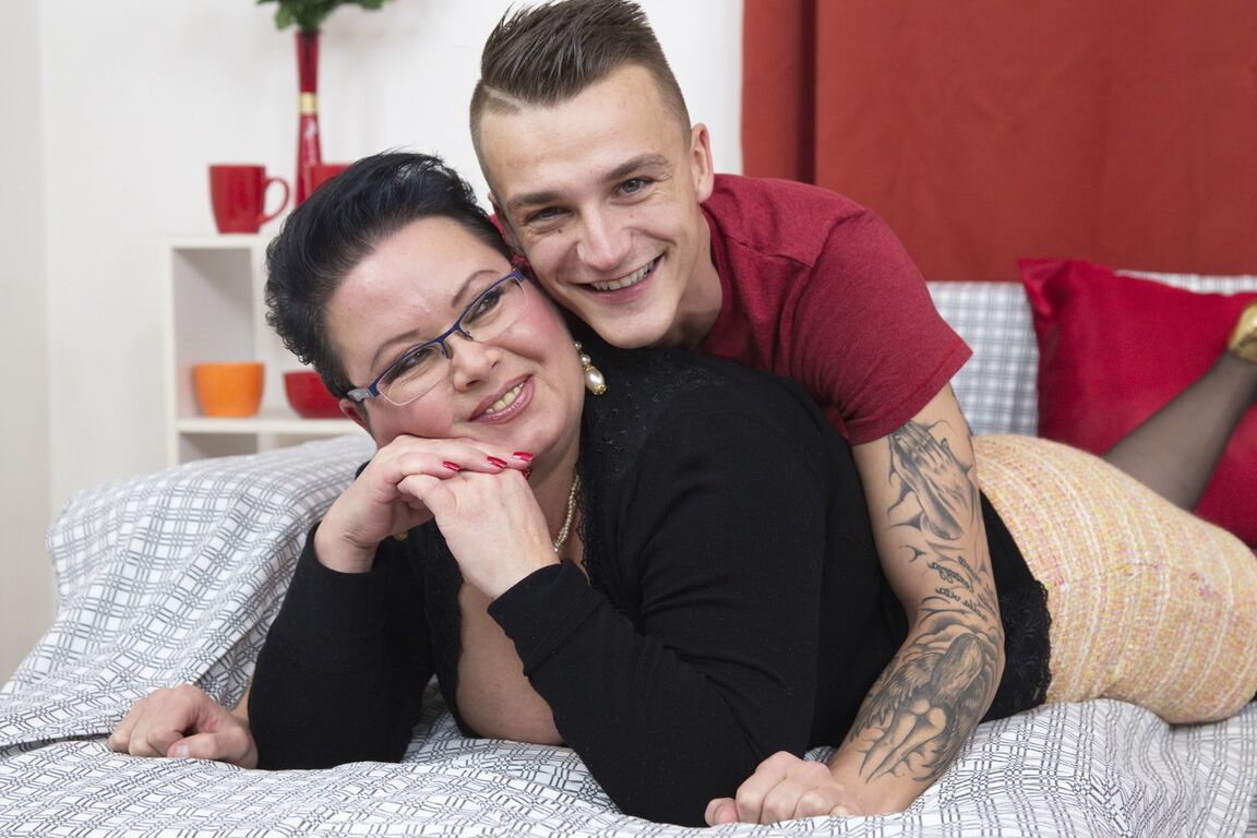 16P Old BBW de óculos tem relações sexuais com seu amante mais jovem
