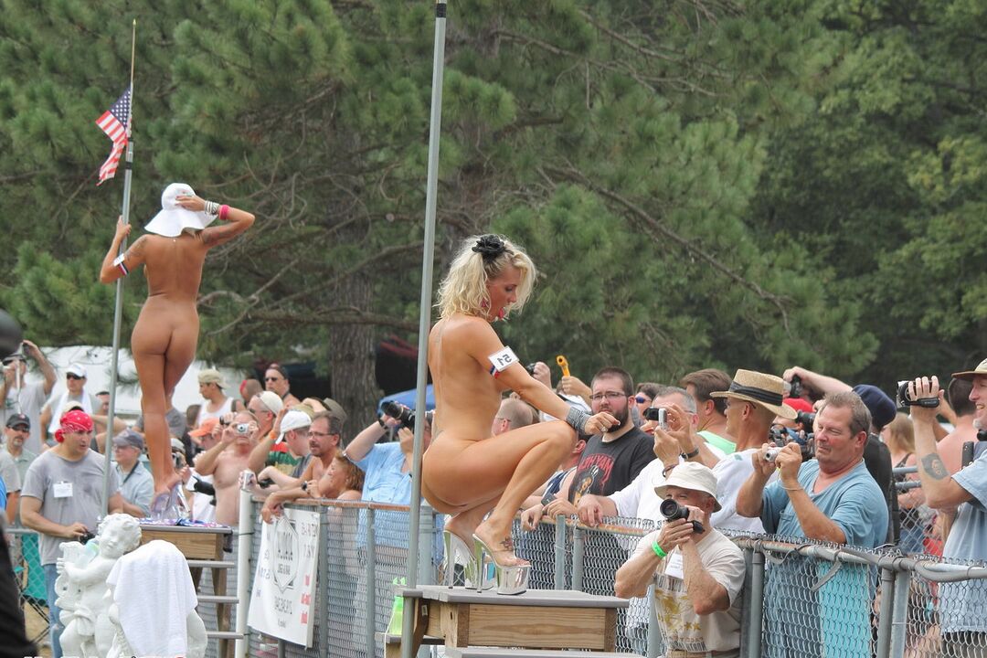 12P Strippers gostosas se exibindo para as pessoas em uma festa de nudez pública ao ar livre
