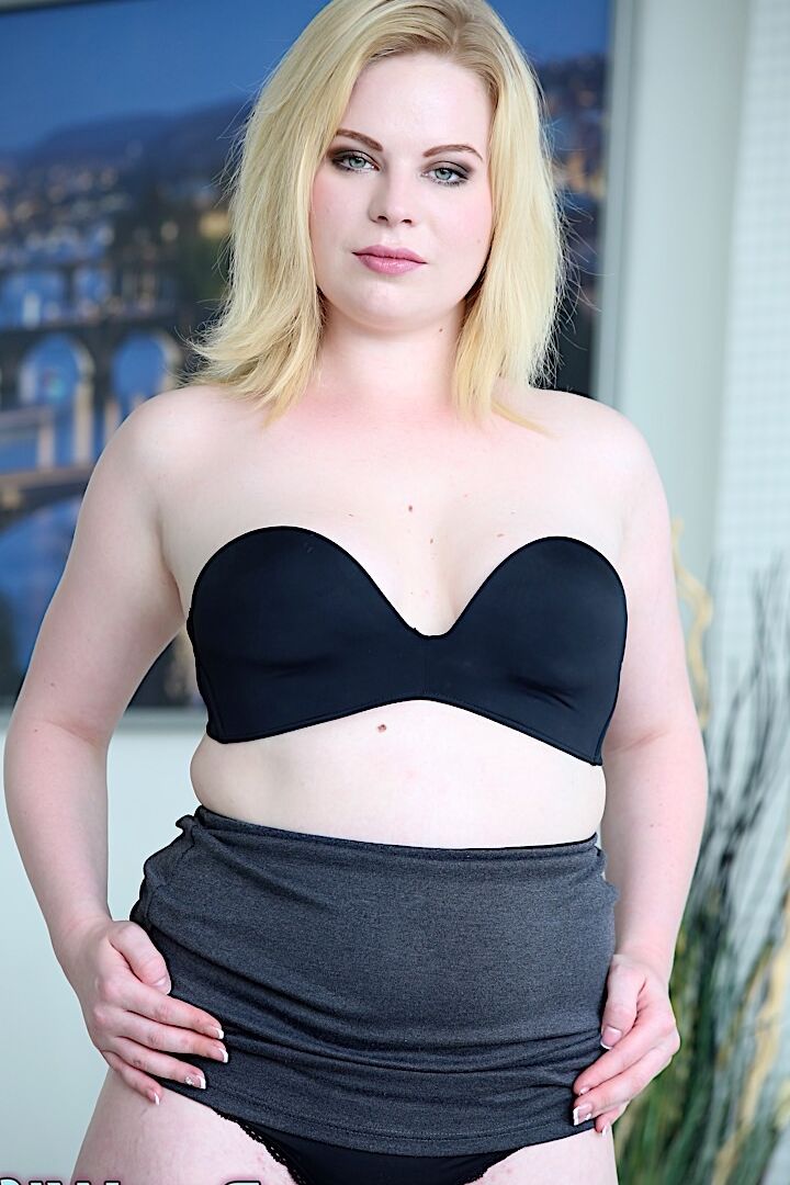 14P Busty Adry Berty kniet nieder und liefert ihrem Liebhaber einen tollen Blowjob