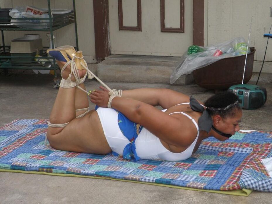 16P Renard Noir Fétiche Hogtied À L'Extérieur