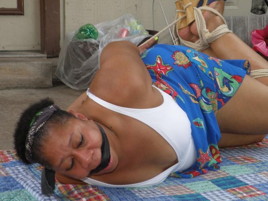 16P Renard Noir Fétiche Hogtied À L'Extérieur