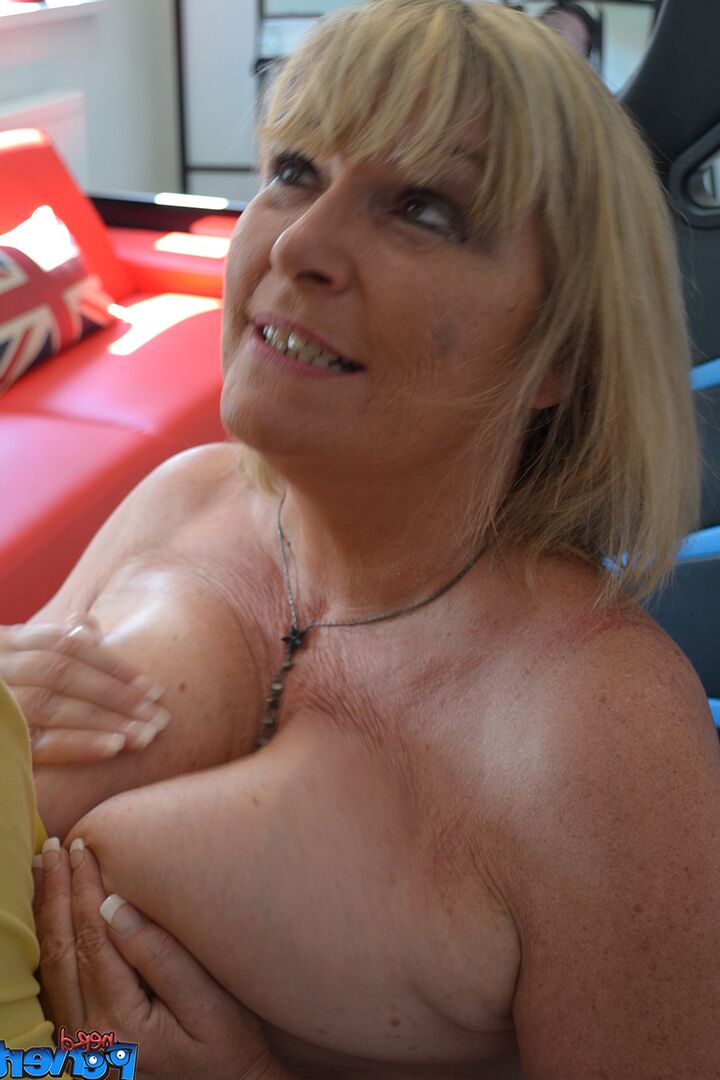 15P A loira madura do Reino Unido Alisha Rydes chupa e fode um rapaz mais jovem