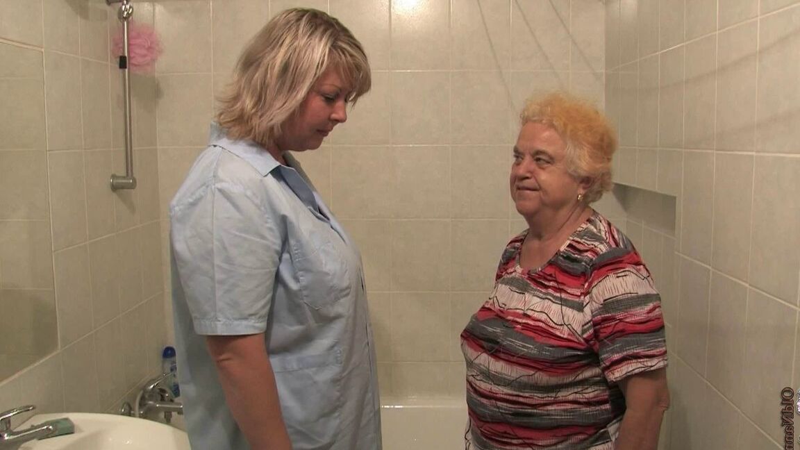 16P BBW mamie Clara laisse sa soignante lesbienne doigter sa chatte excitée