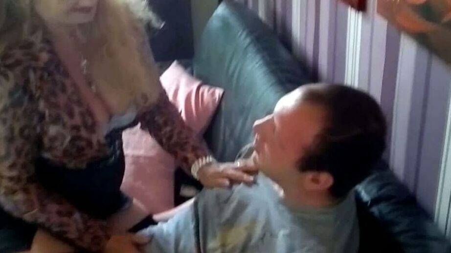 16P Mulher mais velha fica nua antes de explodir o pau do homem em um sofá de couro