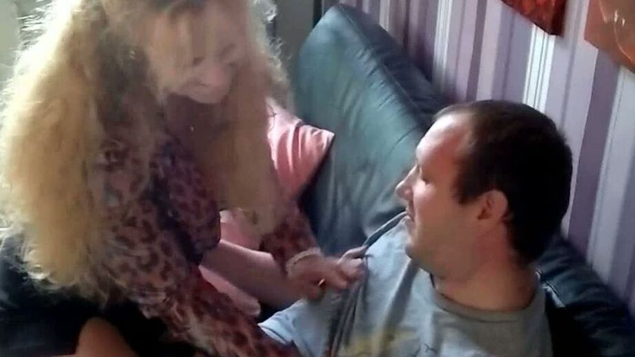 16P Mulher mais velha fica nua antes de explodir o pau do homem em um sofá de couro