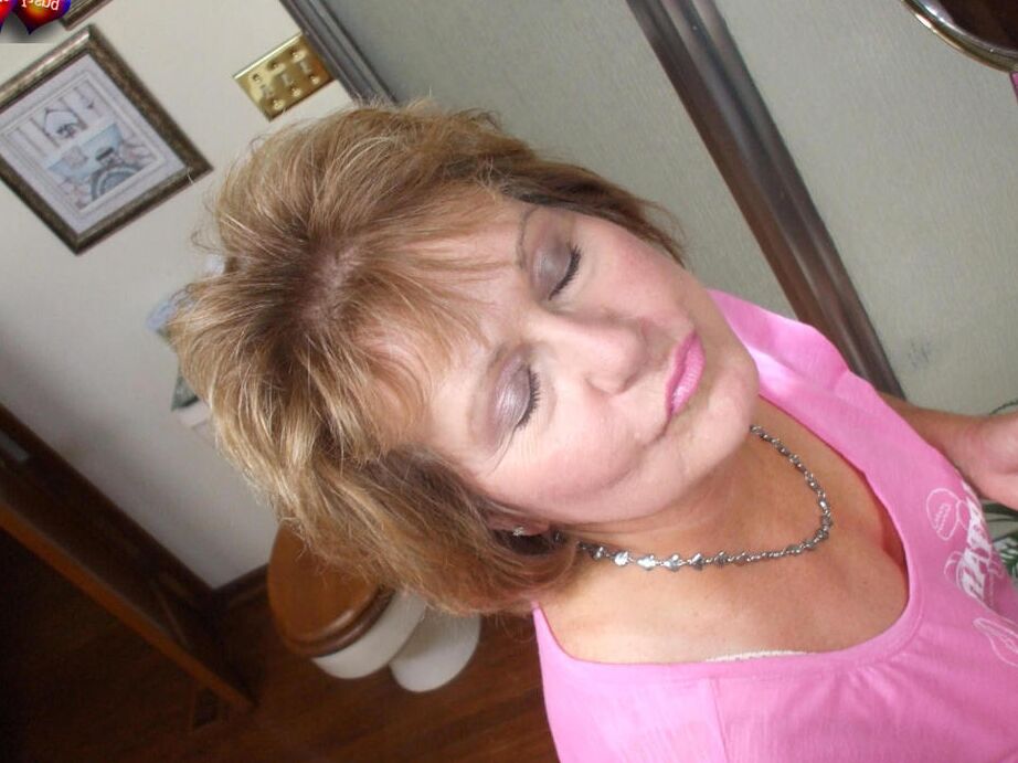 20P La mayor amateur Busty Bliss descubre sus tetas antes de hacer una mamada