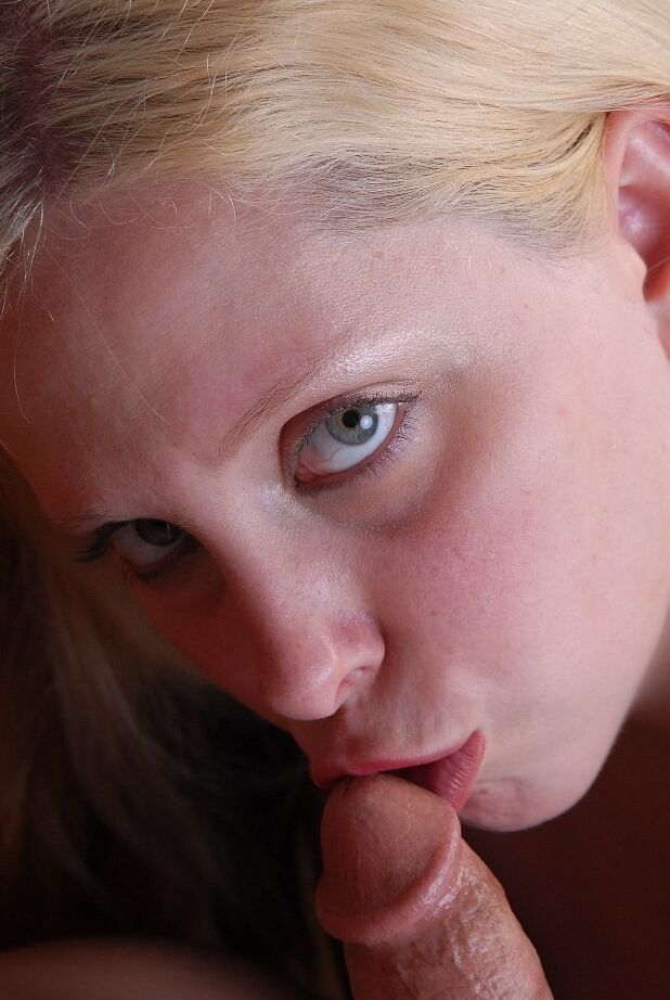 16P Fette Blondine Christal entblößt ihre großen Brüste in der Küche, bevor sie einen Blowjob gibt