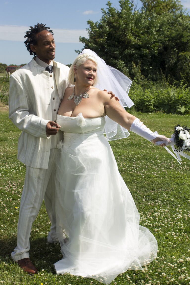 21P A noiva madura Lacey Starr dispensa seu noivo negro após a cerimônia de casamento