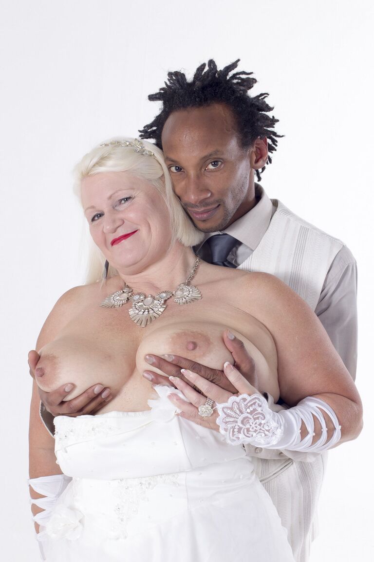 21P A noiva madura Lacey Starr dispensa seu noivo negro após a cerimônia de casamento
