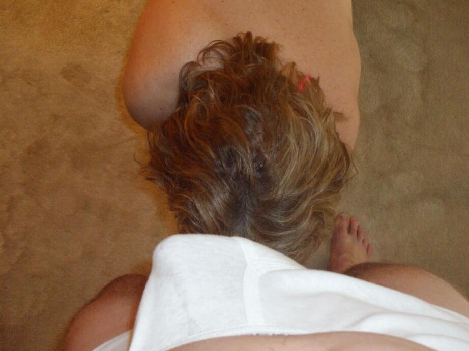 20P Amadora mais velha Busty Bliss vira o pássaro antes de chupar um pau no estilo POV