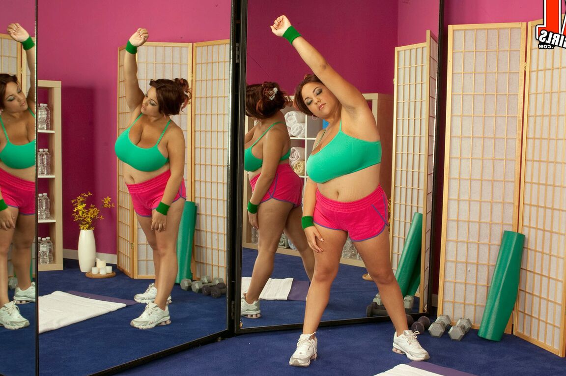 16P Latina regordeta juega con sus enormes tetas antes del sexo durante un entrenamiento