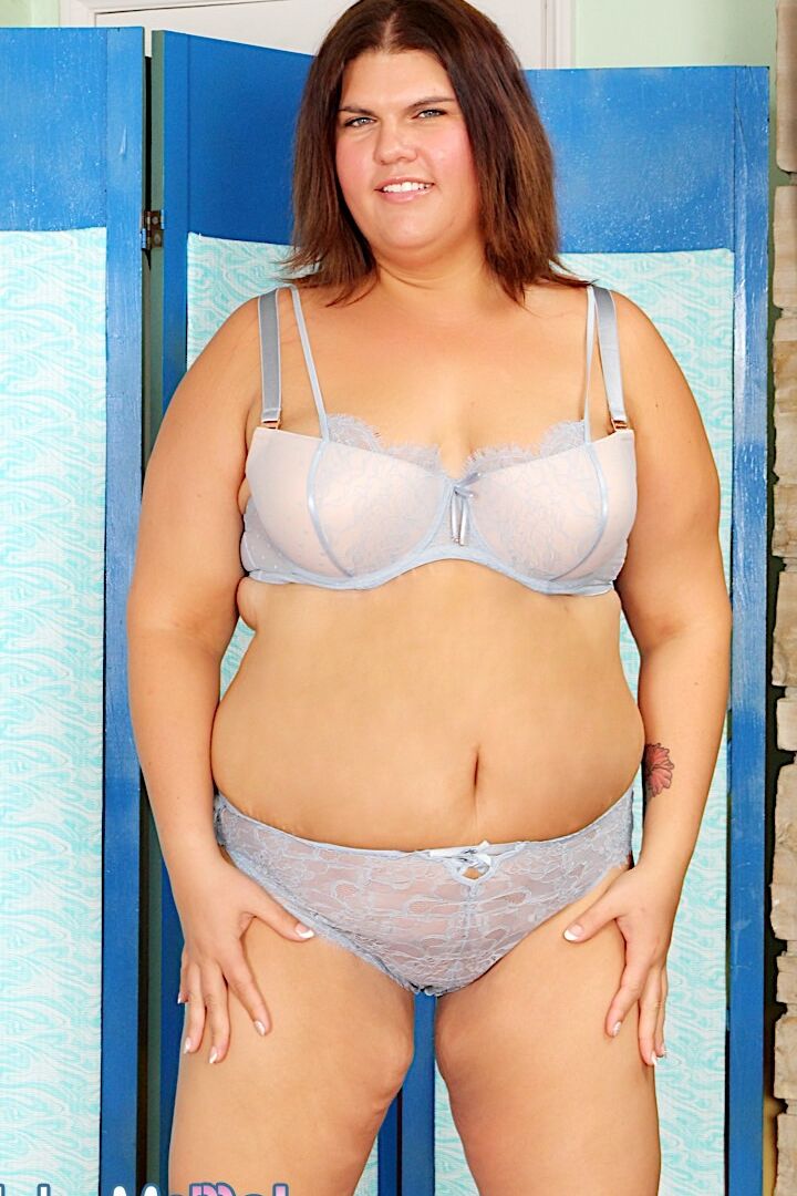 14P Morena BBW recebe seu gordinho massageado bem por um homem maduro