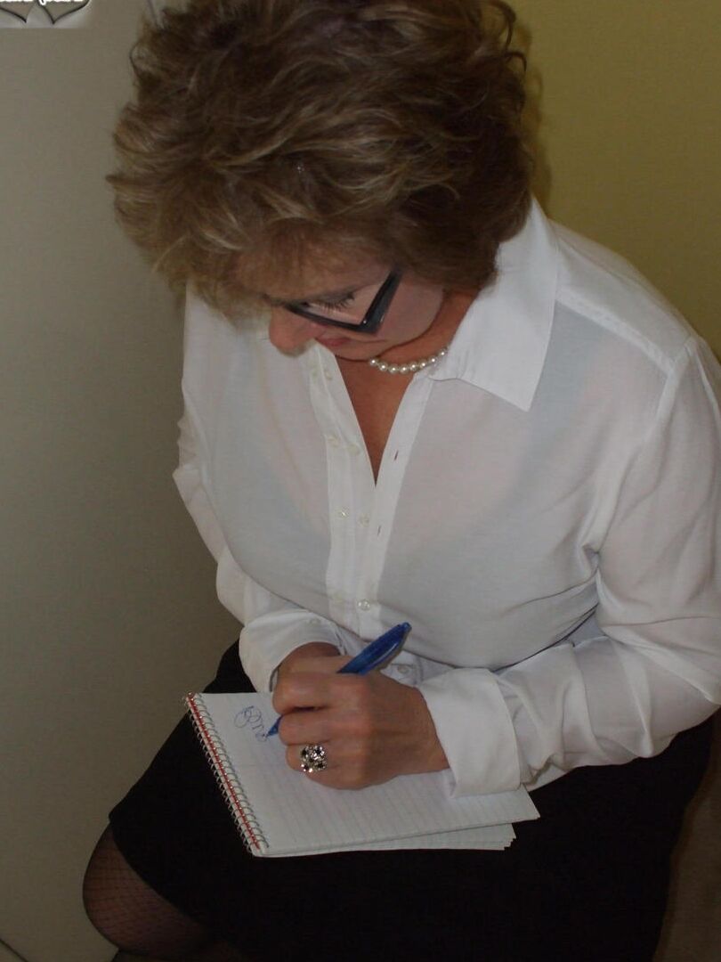 20P Older secretary Busty Bliss gives a POV blowjob after taking dictation