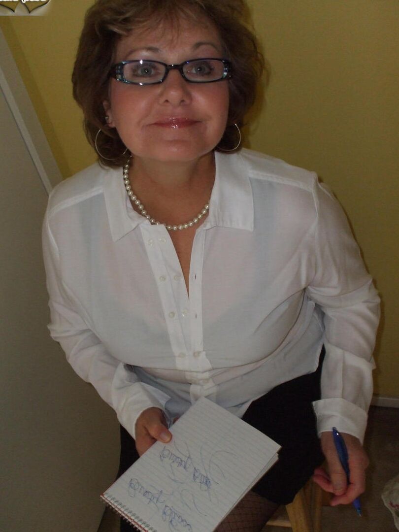 20P Older secretary Busty Bliss gives a POV blowjob after taking dictation