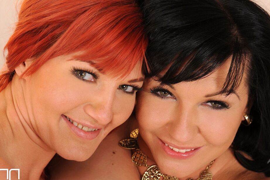 16P Las verdaderas amantes lesbianas Vanessa y Kora saben cómo lamer un coño peludo