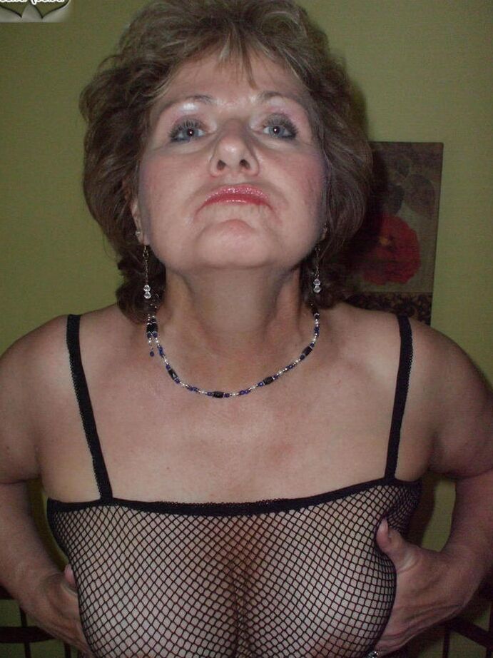 20P Die ältere Frau Busty Bliss nimmt während der POV-Action einen Schwanz in den Mund