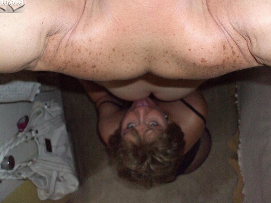 20P Die ältere Frau Busty Bliss nimmt während der POV-Action einen Schwanz in den Mund