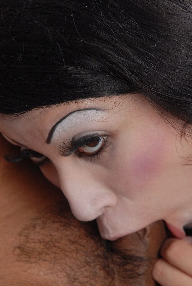 16P Morena gordinha Terina comendo esperma com a mão depois de um boquete na garganta profunda