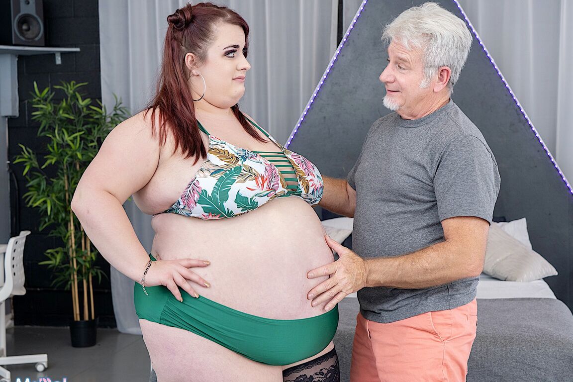 16P SSBBW Ashley Garland masturbiert mit Sexspielzeugen, während ein älterer Mann zusieht