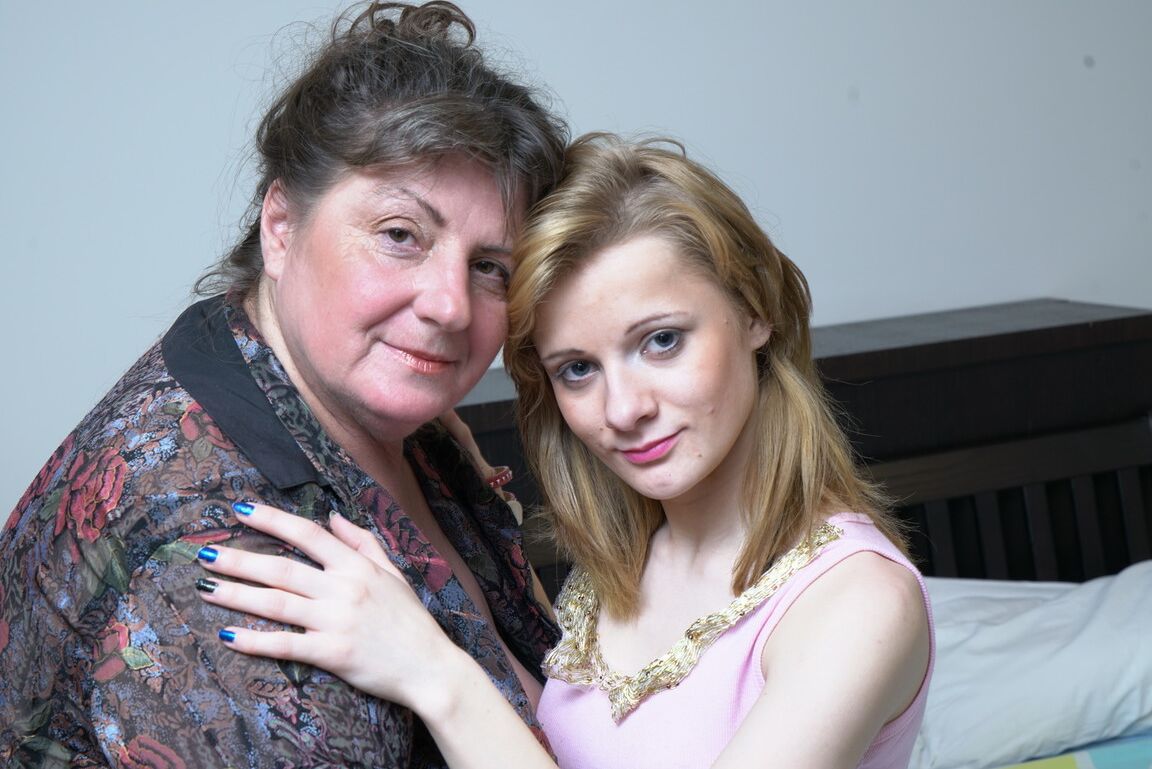 16P Une grosse femme mature et une petite adolescente se livrent à des actes sexuels lesbiens sur un lit