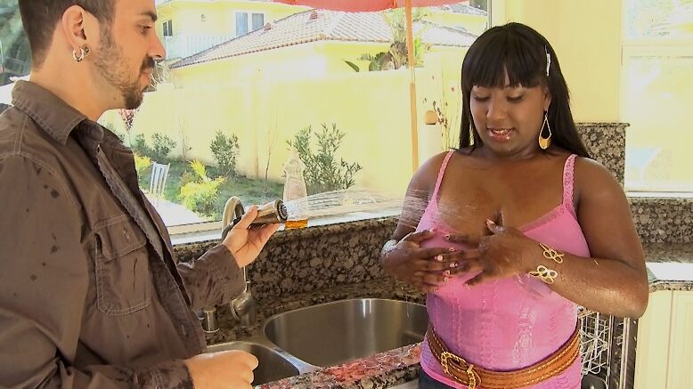16P A negra gorda Luxury Amore tem as mamas enormes apalpadas e fodidas