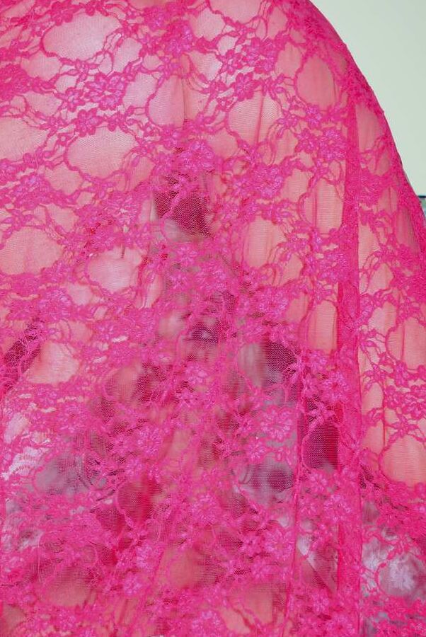 19P Dimonty, blonde platine plus âgée, participe au sexe lesbien sur une causeuse