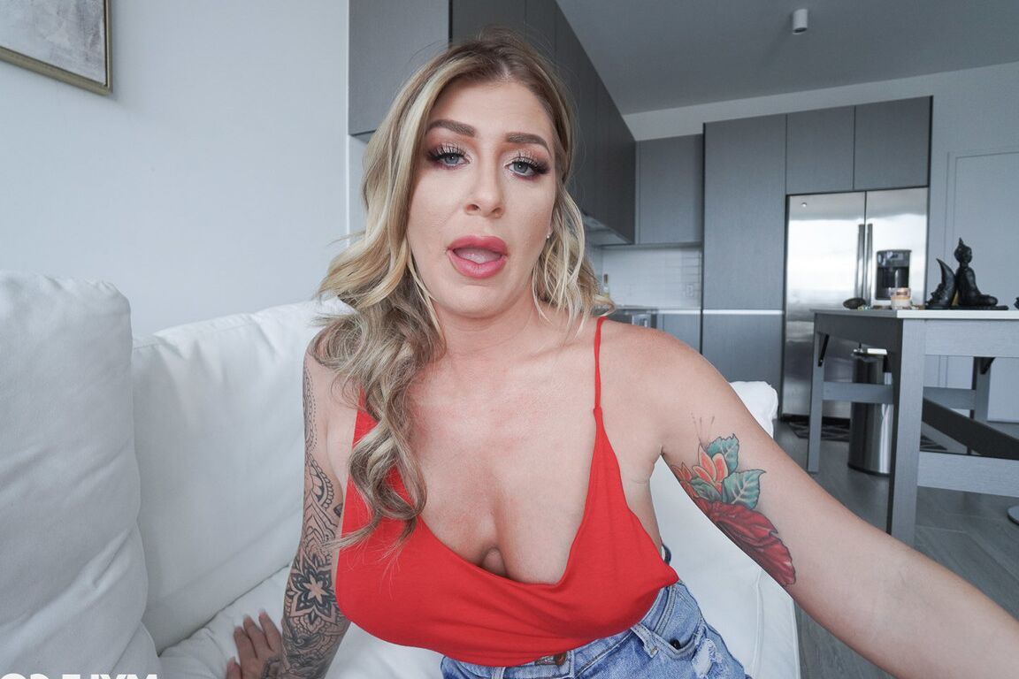 21P Sexy tatuada MILF com peitos grandes Lolly Dames chupa um pau grande depois de se despir