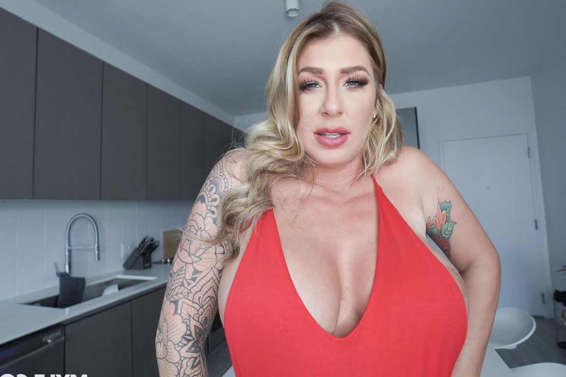 21P Sexy tatuada MILF com peitos grandes Lolly Dames chupa um pau grande depois de se despir