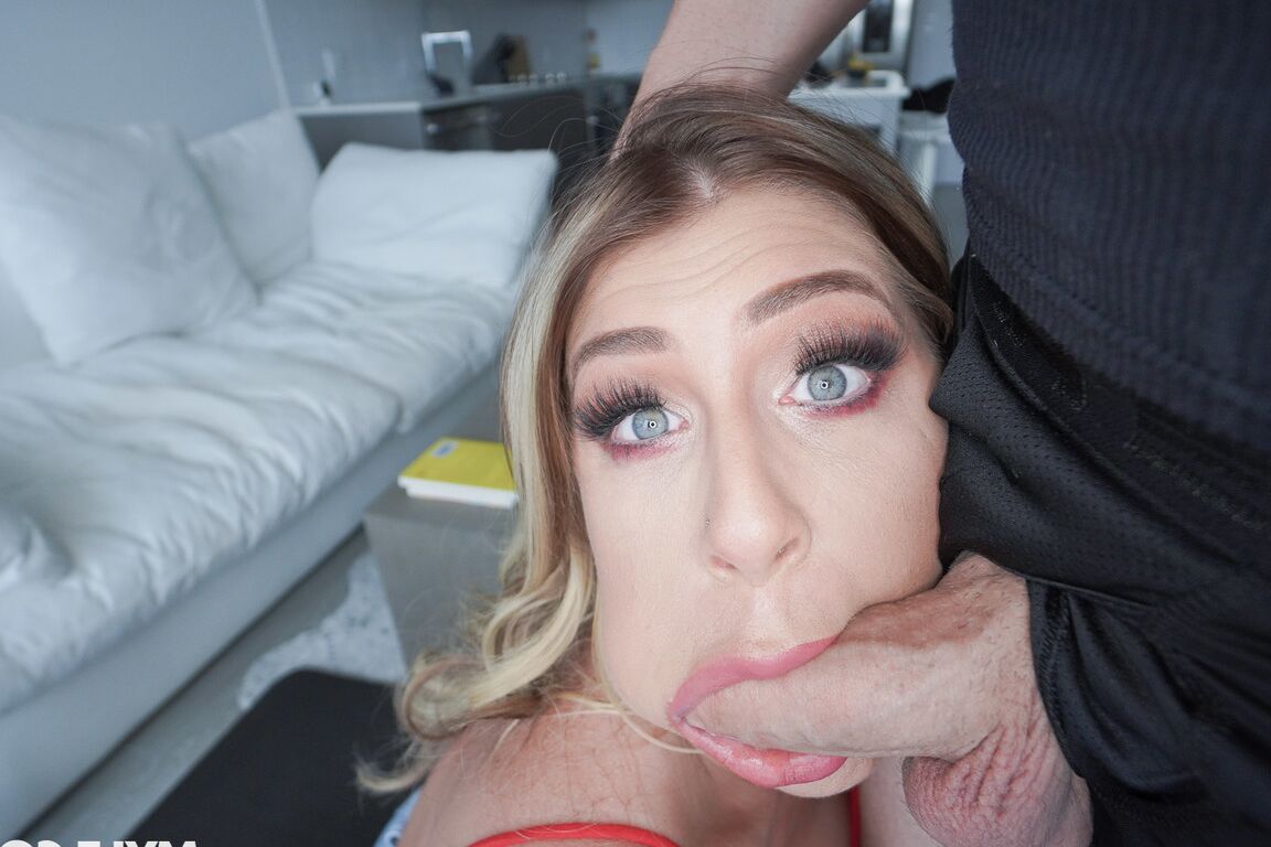 21P Sexy tatuada MILF com peitos grandes Lolly Dames chupa um pau grande depois de se despir