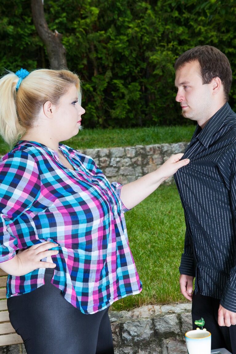 15P A loira obesa Rebecca enfrenta o rosto de seu homem antes de dar prazer ao pau dele