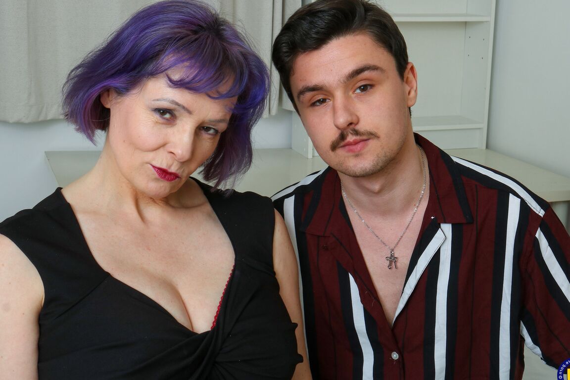 16P Senhora idosa com cabelo roxo e peitos grandes chupa e fode o pau grande do seu garoto de brinquedo
