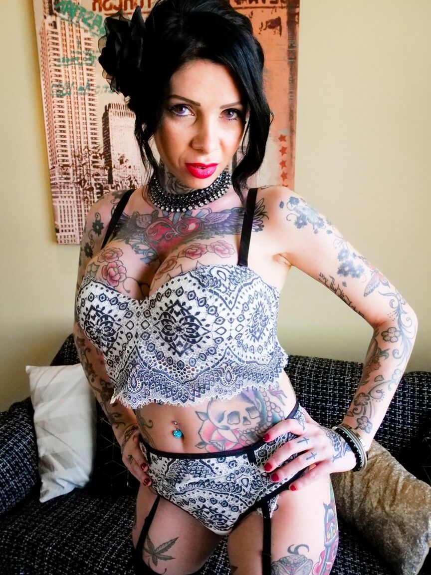 15P A garota tatuada Megan Inky ostenta gozada no rosto após uma dupla penetração