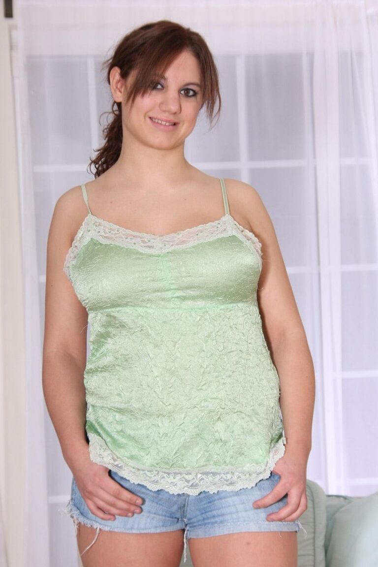 18P 巨乳主婦デビン・レイはストリップ後に大きなペニスでご褒美をもらいます