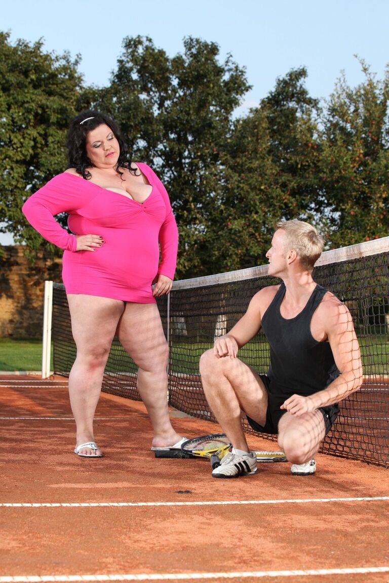 15P La gorda Viktorie face sienta a su instructor de tenis durante el sexo en una cancha de arcilla