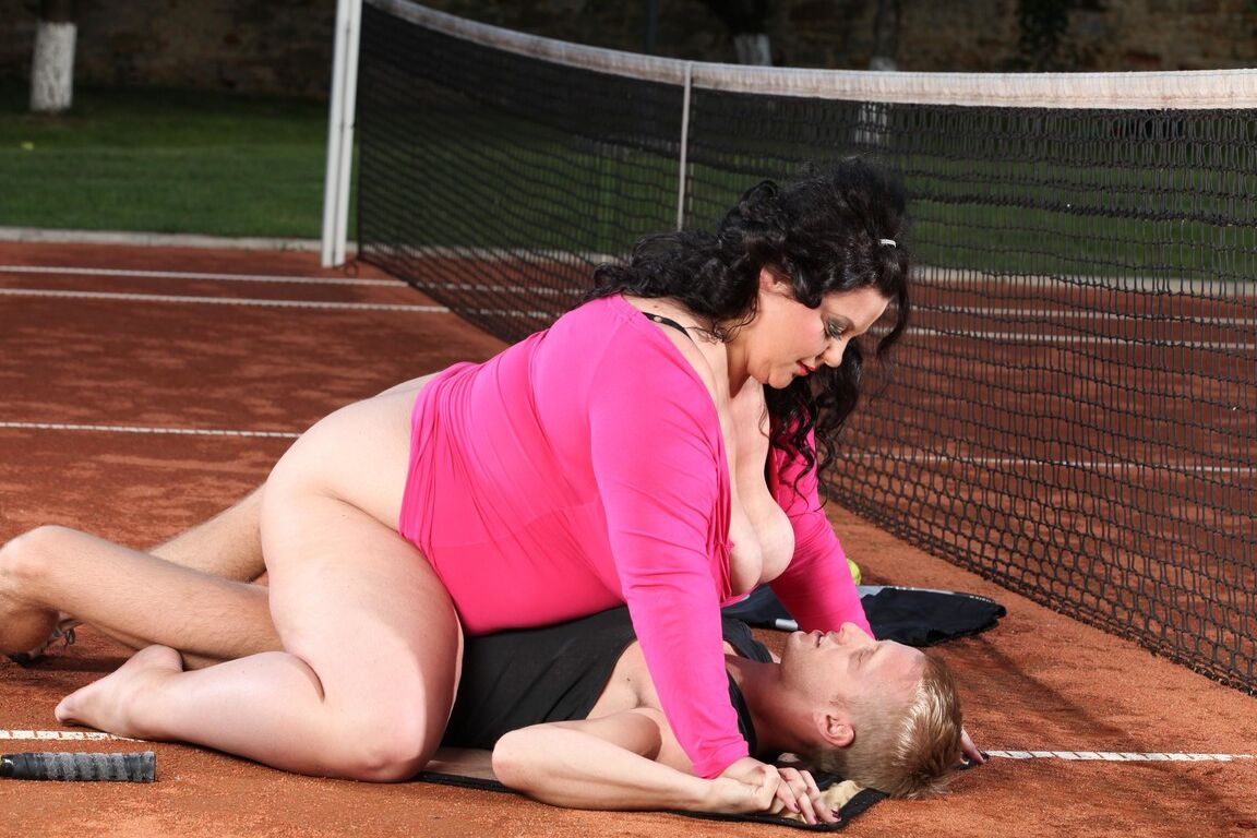 15P La gorda Viktorie face sienta a su instructor de tenis durante el sexo en una cancha de arcilla