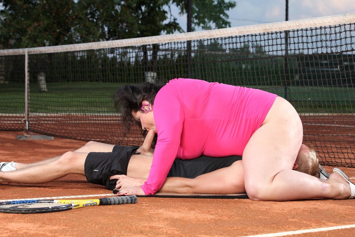 15P La gorda Viktorie face sienta a su instructor de tenis durante el sexo en una cancha de arcilla