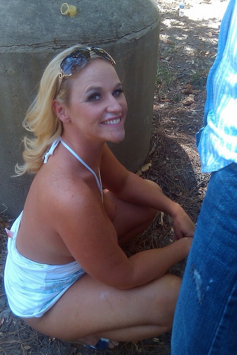 17P Garota amadora Dee Siren chupa um estranho depois de sexo em um parque público