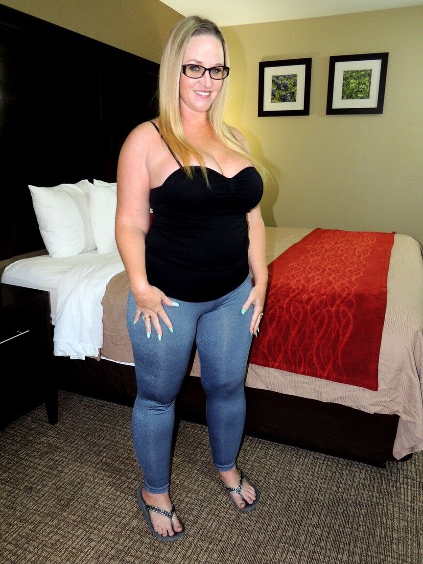 17P Amadora obesa exibe sua bunda enorme antes do sexo com tema gonzo na cama
